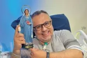 Padre Marlon Múcio com imagem de Nossa Senhora dos Raros.