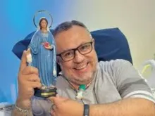 Padre Marlon Múcio com imagem de Nossa Senhora dos Raros.