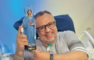 Padre Marlon Múcio com imagem de Nossa Senhora dos Raros.