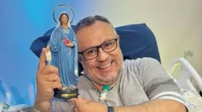 Padre Marlon Múcio com imagem de Nossa Senhora dos Raros ?? 