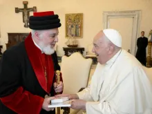 Papa Francisco recebe o patriarca católico da Igreja Assíria do Oriente, Mar Awa III, no Vaticano, em 9 de novembro de 2024.