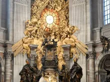 Altar da Cátedra na basílica de São Pedro, no Vaticano, onde um monumento de bronze de Bernini à cátedra de São Pedro é um grande relicário de bronze para o assento de madeira.