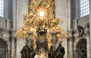 Altar da Cátedra na basílica de São Pedro, no Vaticano, onde um monumento de bronze de Bernini à cátedra de São Pedro é um grande relicário de bronze para o assento de madeira.