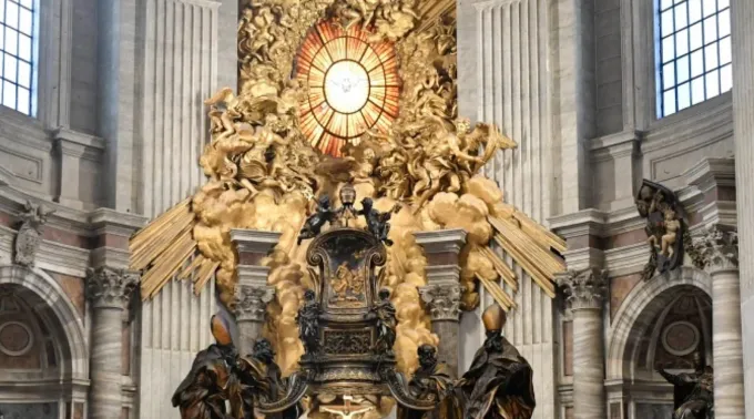 Altar da Cátedra na basílica de São Pedro ?? 