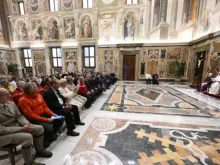 Papa Francisco hoje (11) com as delegações da diocese de Aosta, Itália, e com a congregação dos cônegos do Grande São Bernardo no Palácio Apostólico, no Vaticano.