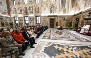 Papa Francisco hoje (11) com as delegações da diocese de Aosta, Itália, e com a congregação dos cônegos do Grande São Bernardo no Palácio Apostólico, no Vaticano.