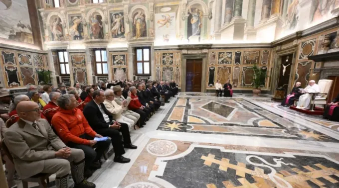 Papa Francisco hoje no Vaticano com delegações italianas e congregação de são Bernardo ?? 