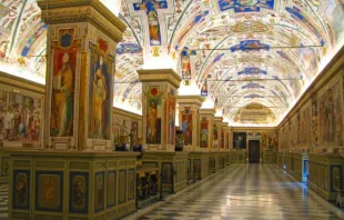 A Sala Sistina da biblioteca da Santa Sé, atualmente localizada na Cidade do Vaticano, é uma das bibliotecas mais antigas do mundo.