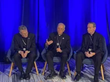 Dom Timothy Broglio, dom Mark Seitz e dom Michael Burbidge ontem (12) na assembleia de outono da USCCB deste ano,  em Baltimore, Maryland, EUA