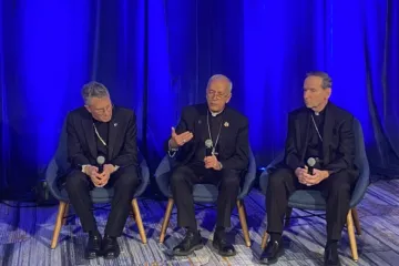 Dom Timothy Broglio, dom Mark Seitz e dom Michael Burbidge na assembleia de outono da USCCB