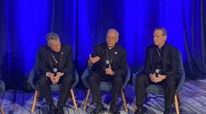 Dom Timothy Broglio, dom Mark Seitz e dom Michael Burbidge na assembleia de outono da USCCB ?? 