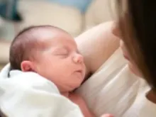 Mãe com bebê. Imagem referencial.