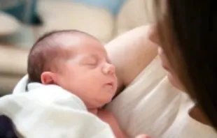 Mãe com bebê. Imagem referencial.