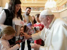 Papa Francisco abençoa cartazes com fotos de pessoas sequestradas pelo grupo terrorista Hamas.