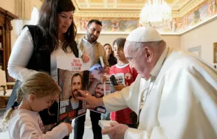 Papa Francisco abençoa cartazes com fotos de pessoas sequestradas pelo grupo terrorista Hamas.