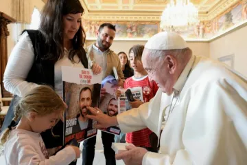 Papa Francisco abençoa cartazes com fotos de pessoas sequestradas pelo grupo terrorista Hamas