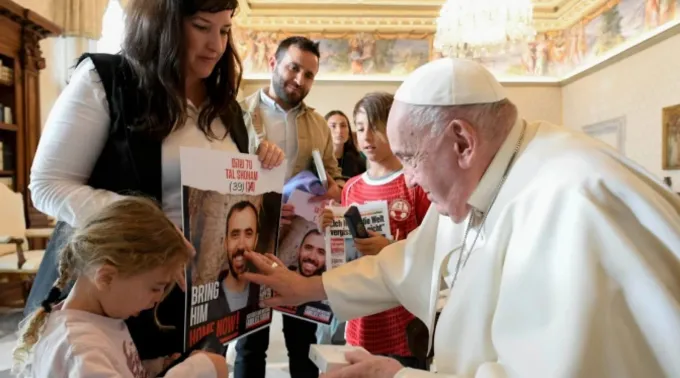 Papa Francisco abençoa cartazes com fotos de pessoas sequestradas pelo grupo terrorista Hamas ?? 