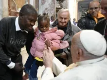 O papa Francisco pediu ontem (17) que a Igreja renove o compromisso de “estar perto dos que sofrem” através de obras de caridade espirituais e materiais, ao receber milhares de peregrinos no Vaticano por ocasião do VIII Dia Mundial dos Pobres.