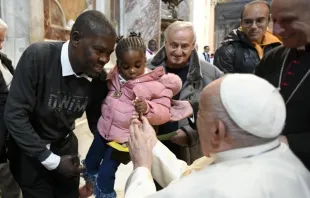 O papa Francisco pediu ontem (17) que a Igreja renove o compromisso de “estar perto dos que sofrem” através de obras de caridade espirituais e materiais, ao receber milhares de peregrinos no Vaticano por ocasião do VIII Dia Mundial dos Pobres.