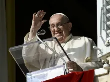 Papa Francisco acena a peregrinos reunidos na praça de São Pedro, no Vaticano, para oração do Ângelus em 10 de novembro de 2024.