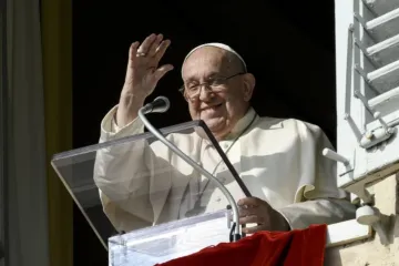 Papa Francisco acena a peregrinos na praça de São Pedro