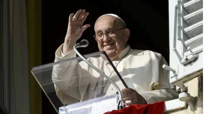 Papa Francisco acena a peregrinos na praça de São Pedro ?? 