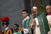 Papa Francisco reza em missa de encerramento do Sínodo da Sinodalidade na basílica de São Pedro, no Vaticano, em 27 de outubro de 2024.