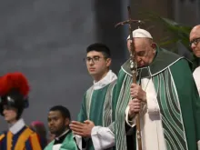 Papa Francisco reza em missa de encerramento do Sínodo da Sinodalidade na basílica de São Pedro, no Vaticano, em 27 de outubro de 2024.