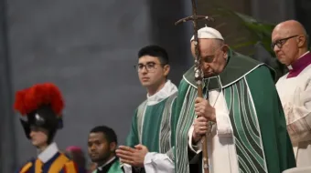 Papa Francisco reza em missa de encerramento do Sínodo da Sinodalidade na basílica de São Pedro, no Vaticano, em 27 de outubro de 2024.