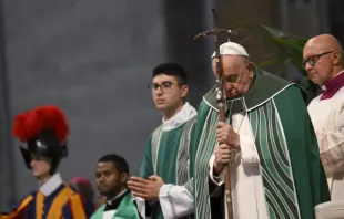 Papa Francisco reza em missa de encerramento do Sínodo da Sinodalidade na basílica de São Pedro, no Vaticano, em 27 de outubro de 2024.