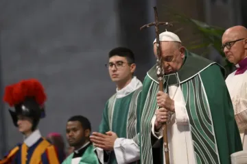 Papa Francisco reza em missa de encerramento do Sínodo da Sinodalidade