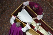 Dom Georg Gänswein e dom Giovanni Ravelli colocam um pano branco sobre o rosto do papa Bento XVI no funeral do papa na basílica de São Pedro, no Vaticano, em 4 de janeiro de 2023.