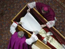 Dom Georg Gänswein e dom Giovanni Ravelli colocam um pano branco sobre o rosto do papa Bento XVI no funeral do papa na basílica de São Pedro, no Vaticano, em 4 de janeiro de 2023.