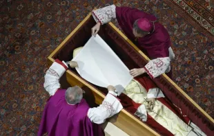 Dom Georg Gänswein e dom Giovanni Ravelli colocam um pano branco sobre o rosto do papa Bento XVI no funeral do papa na basílica de São Pedro, no Vaticano, em 4 de janeiro de 2023.