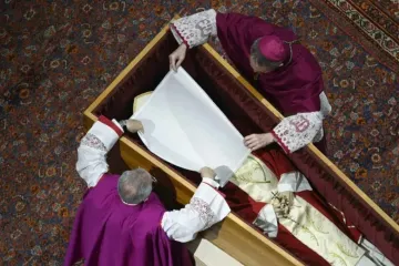 Dom Georg Gänswein e dom Giovanni Ravelli colocam um pano branco sobre o rosto do papa Bento XVI no funeral do papa