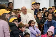 Papa Francisco com grupo de crianças na audiência geral de ontem (20) no Vaticano.