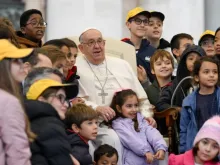 Papa Francisco com grupo de crianças na audiência geral de ontem (20) no Vaticano.