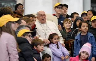 Papa Francisco com grupo de crianças na audiência geral de ontem (20) no Vaticano.