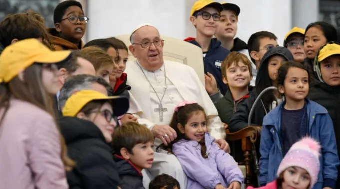 Papa Francisco com grupo de crianças em audiência geral no Vaticano ?? 