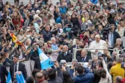 Papa Francisco saúda peregrinos reunidos na praça de São Pedro, no Vaticano, para audiência geral ontem (20).