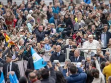 Papa Francisco saúda peregrinos reunidos na praça de São Pedro, no Vaticano, para audiência geral ontem (20).