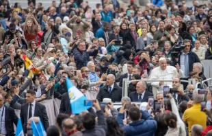 Papa Francisco saúda peregrinos reunidos na praça de São Pedro, no Vaticano, para audiência geral ontem (20).