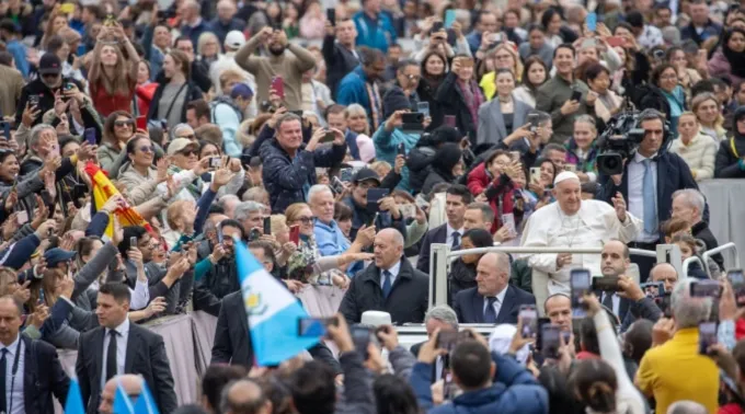 Papa Francisco saúda peregrinos reunidos na praça de São Pedro ?? 