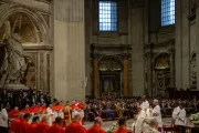 Papa Francisco reza no último sábado (7) em consistório pela criação de 21 novos cardeais na basílica de São Pedro, no Vaticano.