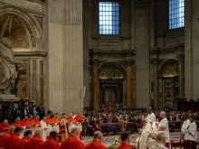 Papa Francisco reza no último sábado (7) em consistório pela criação de 21 novos cardeais na basílica de São Pedro, no Vaticano.