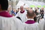 Monsenhor Massimo Palombella, ex-diretor do Coro da Capela Sistina, lidera o coro em apresentação em 9 de maio de 2018, em Nova York, EUA.