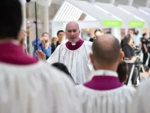 Monsenhor Massimo Palombella, ex-diretor do Coro da Capela Sistina, lidera o coro em apresentação em 9 de maio de 2018, em Nova York, EUA.