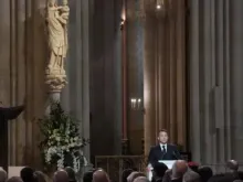 O presidente da França, Emmanuel Macron, discursa em cerimônia de reabertura da catedral de Notre Dame de Paris no último sábado (7).