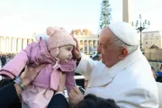 Papa Francisco abençoa bebê em audiência geral no Vaticano.