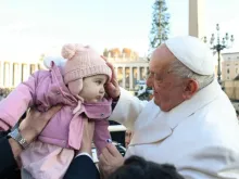 Papa Francisco abençoa bebê em audiência geral no Vaticano.